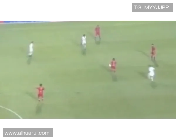 足球明星温情回归与小粉丝重聚感人瞬间引发热议 足球明星温情回归与小粉丝重聚感人瞬间引发热议